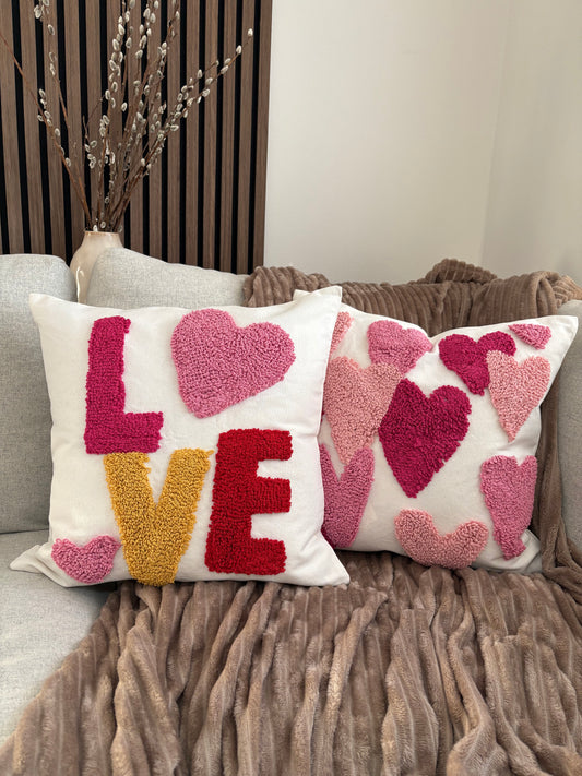 Besticktes Kissen Love